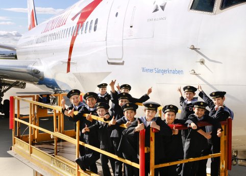 Wiener Sängerknaben vor Boeing 767.jpg