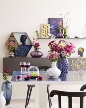Traumhaft dekoriertes Zimmer mit farbenfrohen Chrysanthemen.jpg