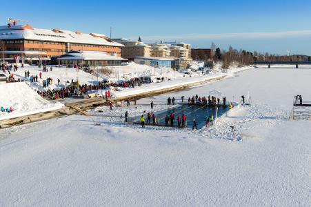 Eiskalt eingetaucht in Schwedisch Lappland / (c) Ted Logardt