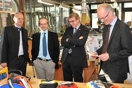 Kabeltrommeln, Steckdosenleisten und Leuchten für die Ausbildungswerkstätten: Hauptgeschäftsführer Dr. Joachim Eisert, Sebastian Brennenstuhl, Geschäftsführer der Hugo Brennenstuhl GmbH & Co. KG, Präsident Harald Herrmann und Brennenstuhl-Marketingleiter Jens Bleckmann (v.l.n.r.). Foto: Handwerkskammer