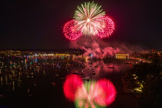 Konstanz-Bodensee-Hafen-Seenachtfest-Feuerwerk-Boot-Abend-Luftbild-07_Copyright_MTK-Achim-M.jpg