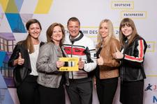 v. l.: Christina Flügler, Jurymitglied vom Sponsor BMW Motorrad, Frauke Tietz, Herausgeberin und Geschäftsführerin „Fembike.de“, Antonija Badrov, Jurymitglied vom Sponsor BMW Motorrad, Stephan Maderner, Chefredakteur „bike und business“ und Ulrike Döring, Leiterin Events Vogel Business Media, freuen sich über die Auszeichnung „Fachmedium des Jahres“ (Quelle: Markus Nass)