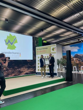 Übergabe der Urkunde.jpg