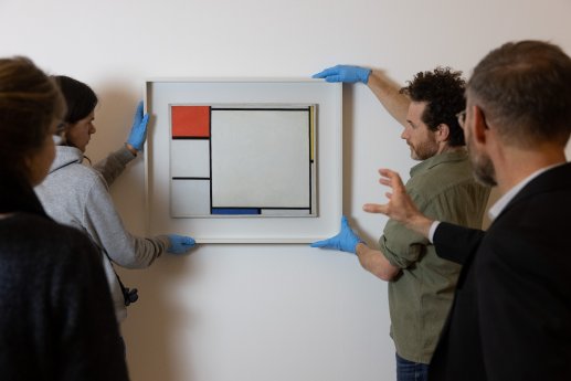 Kmw_Haengung_Piet_Mondrian_Compositie_met_rood_geel_en_blauw_1927_Kroeller-Mueller_Museum_Otterl.jpg
