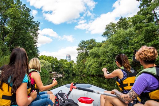 Jena_Saale_Schlauchboot mit JenTower_Christoph Worsch.jpg