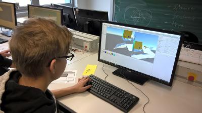 Neues lernen, ausprobieren, testen und verstehen. Die Schülerkurse im Rahmen der Kooperation zwischen der Pfrimmtal Realschule und dem Fachbereich Informatik der Hochschule Worms erfreuen sich großer Nachfrage / Foto/Sibylle Reuter