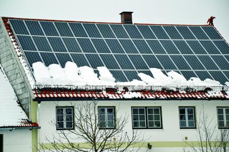 Weil auch im Winter mit Solaranlagen Energie erzeugt und die CO2-Produktion vermindert wird, kann der Einbau solcher Anlagen gefördert oder steuerlich begünstigt werden.