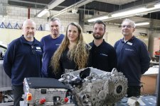 In der Kfz-Werkstatt der Bildungsakademie freut man sich über die Spende der Firma Ivancan (von links): die Ausbilder Karsten Junker und Volker Fuchs, vom Autohaus Ivancan die Geschäftsführerin Tanja Ivancan und Serviceberater Andre Da Silva sowie Ausbilder Jürgen Heinz. / Foto: Handwerkskammer