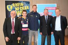 Über die Kooperation der Rhein-Neckar Löwen und der Handwerkskammer Mannheim Rhein-Neckar-Odenwald freuen sich (von links): Kammerpräsident Walter Tschischka ; Kai Rudolf, Spieler der 2. Mannschaft und Elektrotechniker ; Oliver Roggisch, Kapitän der Rhein-Neckar Löwen ; Dieter Müller, Hauptgeschäftsfüher der Handwerkskammer ; Thorsten Storm, Löwen-Manager