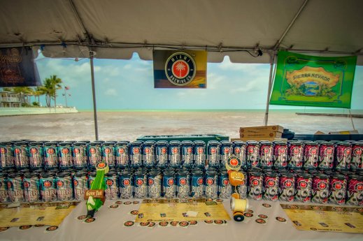 Bier vor traumhafter Keys Kulisse (c) Key West Brewfest.jpg