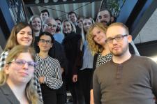 Ann-Christin Voss, Assistentin (3.Reihe v.u., links), Prof. Dr. Michael Stuwe (2.v.l.), beide FHW, Prof. Dr. Karen Cabos (Mitte) und Prof. Dr. Ulf Timm (obere Reihe rechts), beide FHL, mit den BWL-Studierenden