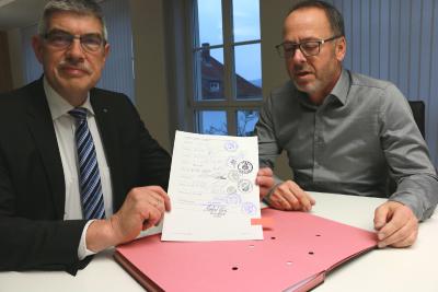 Sämtliche Unterschriften der Bürgermeisterinnen und Bürgermeister hat Uwe Kraft, Leiter der Verkehrsbehörde, schon beisammen, auch Landrat Manfred Görig hat unterschrieben: Die Voraussetzungen für einen „Handwerkerparkausweis Region Frankfurt-Rhein-Main“ sind geschaffen. Jetzt sind die über 200 Ordnungsbehörden in Rhein-Main am Zug (Foto: Gaby Richter )