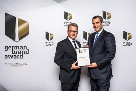 Ausgezeichnete Markenführung: (v. r.) Christian Würst, CCO der Onlineprinters-Gruppe, und Kay Rissom, Gesellschafter der Kommunikationsagentur Gley Rissom Thieme, erhielten in Berlin den „German Brand Award 2019“. Das Unternehmen überzeugte die Jury mit seiner kreativen Kampagne „Helden des Handwerks“. Copyright: Onlineprinters GmbH