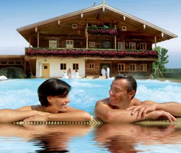 Mit Millioneninvestitionen in Thermen (Foto 1: Europa Therme Bad Füssing), Wellness-Einrichtungen (Foto 2: Saunahof Bad Füssing) und Beherbergungsbetriebe haben Niederbayerns Thermalbäder in den letzten Jahren die Weichen in die Zukunft gestellt. Die Gäste honorieren es: mit nahezu 100 Prozent Zufriedenheit und Wiederkehrabsicht, wie jetzt eine CENTOURIS-Studie ergeben hat. Foto: obx-news