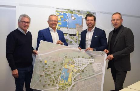Die Vertreter der Monte Mare Unternehmensgruppe, Patrick Doll (2.v.re.) und Sven Drewlo (re.), Rengsdorfs Ortsbürgermeister Christian Robenek (links) sowie der Landrat des Kreises Neuwied, Achim Hallerbach, gaben kürzlich den derzeitigen Planungsstand des Projektes „Natur-Aktiv-Resort am See“ bekannt und erläuterten den Zeitplan für die weitere Entwicklung / Foto: Silke Läufer-Hermann