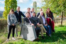 Installation & Präsentation der Bank Silva im Rahmen des touristischen Modellprojektes zur Nachhaltigen Geländemöbilierung im Weimarer Land am Standort Thüringer Freilichtmuseum Hohenfelden.