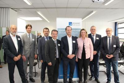 Gratulanten beim zehnten Geburtstag des Eckert-Bildungszentrums Kelheim: Gottfried Steger (Stellvertretender Vorstandsvorsitzender der Eckert Schulen), Alexander Kosik (Geschäftsführer der A. & C. KOSIK GmbH), Nikolaus Windisch (Agentur für Arbeit Regensburg), Horst Hartmann (Erster Bürgermeister der Stadt Kelheim), Alexander Eckert Freiherr von Waldenfels (Vorstandsvorsitzender der Eckert Schulen), Kerstin Schreyer (Integrationsbeauftragte des Freistaats Bayern), Thomas Skowronek (Geschäftsführer bei den Eckert Schulen) und Martin Neumeyer (Landrat des Landkreises Kelheim) Foto: Eckert Schulen