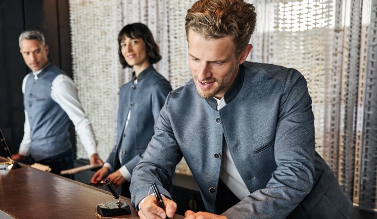 acp für GREIFF Mode - Landhaus-Uniformen an der Hotel-Rezeption.jpg