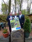 Christoph Meineke, Bürgermeister der Gemeinde Wennigsen, Hans Christian Nolte, Geschäftsführer der HMTG, und Marc Lahmann, Bürgermeister der Stadt Barsinghausen, (v.l.) mit dem Plakatmotiv zum Deistertag, Foto: HMTG