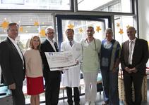 P.v.l.n.r.: Peter Knoll, Martina und Peter Schreck, Prof. Dr. Joachim Kühr, Dr. Alfred Leipold, Gudrun Schütte, Thomas Weber (Bildquelle: Petra Geiger, Städtisches Klinikum Karlsruhe)