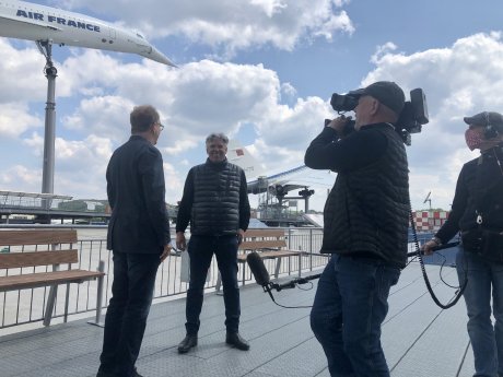 Luftfahrt-Journalist Andreas Späth und Museumspräsident Hermann Layher vor der Kamera (v_l_n_r_).jpg