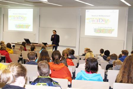 Voller Hörsaal bei der Begrüßung zum Girls‘ Day und Boys‘ Day durch Hochschul-Präsident Prof. Dr. Andreas Bertram