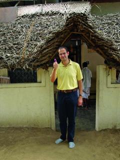 Buchautor Oliver Drewes vor einer Palmblattbibliothek in Indien, wohin er Interessierte zu individuellen Schicksalslesungen begleitet.
