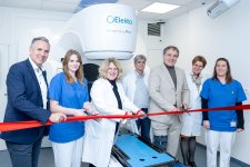 Der Kaufmännische Geschäftsführer Markus Heming (li.), Prof. Dr. Katja Lindel (3.v.l.) und der Medizinische Geschäftsführer Prof. Dr. Geißler (3.v.r.) weihen gemeinsam mit Kolleginnen und Kollegen der Klinik für Radioonkologie und Strahlentherapie den neuen Linearbeschleuniger ein. Bildquelle: Marco Rösch, Städtisches Klinikum Karlsruhe