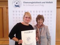 Übergabe des 3. TEQ-Prädikats an die FH Lübeck, v.l.: Debora Grund, stellvertretende Gleichstellungsbeauftragte der FH Lübeck mit Eva Maria Roer, Vorstandsvorsitzenden TOTAL E-QUALITY Deutschland e.V. / Foto: FH Lübeck