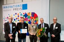 v.l.: Jochen Robes, Jürgen Handke, Linda Wulff, Rolf Granow und Matthias Rohs bei der Verleihung des DIE-Innovationspreises in Bonn / Quelle: Eric Lichtenscheidt/DIE