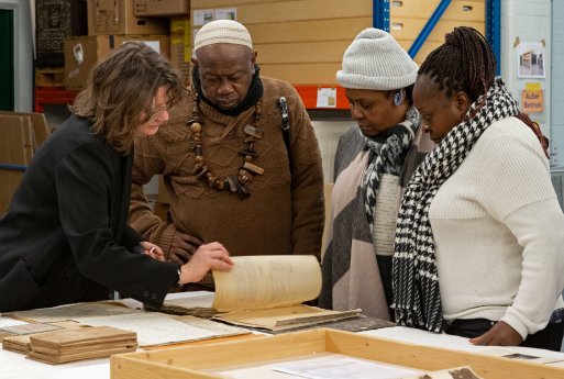 Dr. Mareike Späth gibt der Delegation aus Kamerun EInblick in die ethnologische Sammlung de.jpg