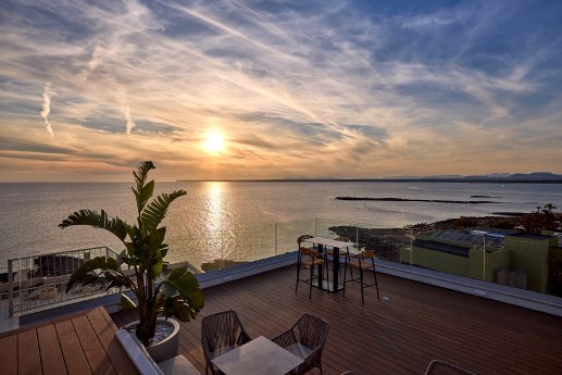 universal-hotel-romantica-sky-bar-sunset-1_©Universal Beach Hotels.jpg
