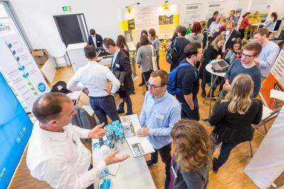 Rund dreißig Unternehmen präsentierten sich bei der zweiten gemeinsamen Firmenkontaktmesse Gartenbau und Landschaftsarchitektur, die vom LearningCenter der Hochschule Osnabrück organisiert wurde, Foto: Bettina Meckel