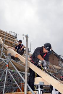 Beruf mit Zukunft: Maschinen erleichtern die Arbeit – aber sie können Dachdecker nie ersetzen.