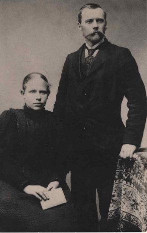 Elisabeth Kappestein mit ihrem Mann Johann Bernhard ca 1899-1900.jpg