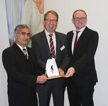 Gemeinsam für Integration und Toleranz: Cafer Kaya (SV Rhenania Hamborn), der Novitas BKK-Vorstandsvorsitzende Ernst Butz und Duisburgs Oberbürgermeister Sören Link