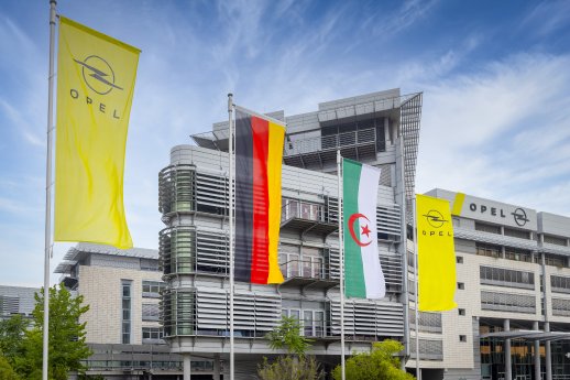 sichtbares-zeichen-der-zusammenarbeit-opel-hisst-am-tag-der-unterzeichnung-der-absichtserkl.jpg