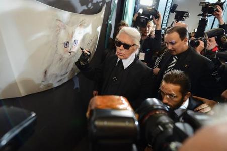 Blitzlichtgewitter: Ausnahme-Designer Karl Lagerfeld eröffnete unter großem Medieninteresse die Vernissage "Corsa Karl und Choupette" im Palazzo Italia in Berlin