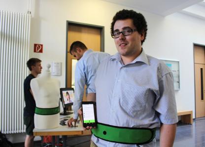 Henrik Oltmanns präsentiert auf der traditionellen Projektmesse der Hochschule Osnabrück eine App, die er mit vier Mitstudierenden für einen neuartigen Navigationsgürtel des Osnabrücker Start-ups feelSpace entwickelt hat. (Foto: Hochschule Osnabrück / Lidia Uffmann)