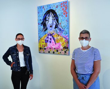 Andrea Zivadinovic (r.) mit einem ihrer Porträts und Ann-Katrin Thiessen (l.), Kunsttherapeutin und Kura-torin der Ausstellung in der Galerie des Christophsbads, Foto: Christophsbad