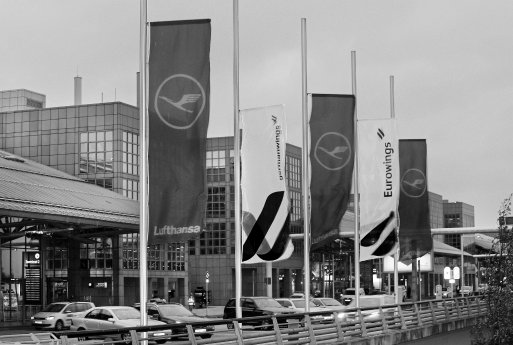 Flaggen auf halbmast am Hamburg Airport.jpg