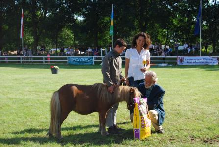Das zweitschönste Pony "Toni" Tornado mit Herman Barth, Projektleiterin Mirjam Deponte und Dr. Ralf Ruhnau