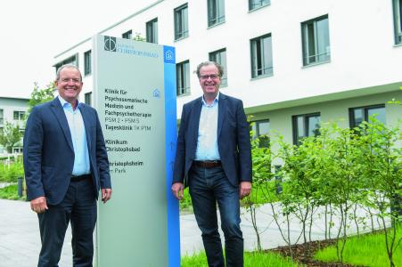 Geschäftsführer Oliver Stockinger, verantwortlich für Bauprojekte im Christophsbad, und Geschäftsführer Dr. Joachim Stumpp vor dem trapezförmigen Neubau für Psychosomatik (Haus 26) in der Christophsbad-Allee 2 / Foto: Giacinto Carlucci