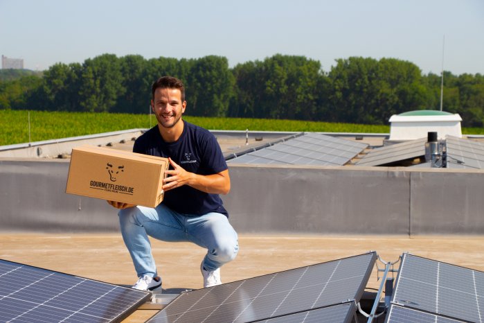 Die neue Photovoltaikanlage erstreckt sich über die Dachflächen des neuen Tiefkühl- und Logistik.jpg