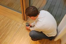 Leckagesuche ist Pflicht: Die für Luftdurchlässigkeitsmessungen relevante Norm schreibt die Suche nach größeren Fehlstellen verbindlich vor. Wer sich nicht nur für die Luftdichtheit des gesamten Gebäudes interessiert, sondern tiefer gehende Aussagen über einzelne Bauteile oder Bauteilschichten treffen will, sollte die Fahndung auch auf kleinere Luftlecks ausweiten. Als technische Hilfsmittel können dabei Thermo-Anemometer (im Bild), Rauch oder Wärmebildkameras zum Einsatz kommen.  Foto: FLiB e. V. Abdruck bei Quellenangabe honorarfrei, Belegexemplar erbeten.