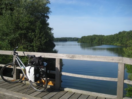 15-Rad+auf+Holzbrücke+am+Plöner+See+Petra+Bahr.jpg