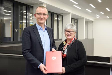 Prof. Dr. Jürgen Knies zusammen mit Rektorin Prof. Dr. Karin Luckey bei der Übergabe der Ernennungsurkunde / Foto: Hochschule Bremen / Sascha Peschke
