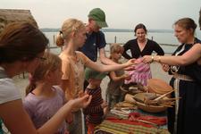 Viel erleben können Besucher im Pfahlbaumuseum am Bodensee. Im Bild rechts die Kleiderspezialistin Sylvia Crumbach, die vom 4. bis 7. Juni durch die prähistorische Mode führt, Copyright Pfahlbaumuseum Unteruhldingen