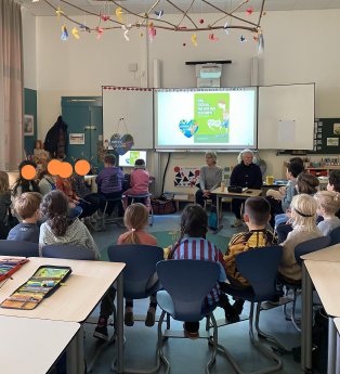 2025_11-21_Omas for Future_Vorlesen in Friedenauer Gemeinschaftsschule.jpeg