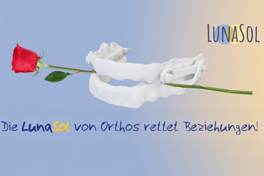 LunaSol_beißt_Rose.jpg